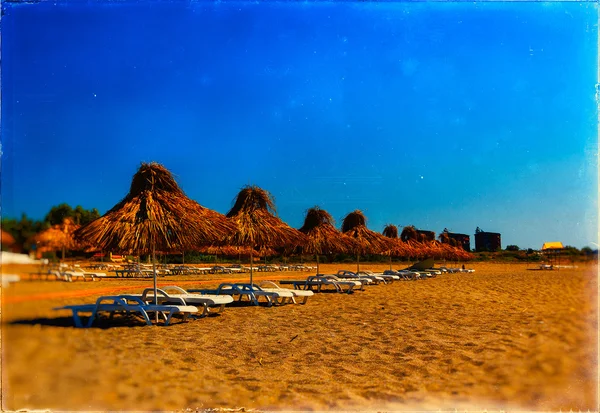 Horizontal cálido paraíso de vacaciones paraguas feliz recuerdo vintage — Foto de Stock