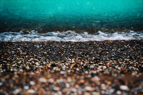 Aqua gelgit plaj çakıl shingle vintage film kompozisyon — Stok fotoğraf