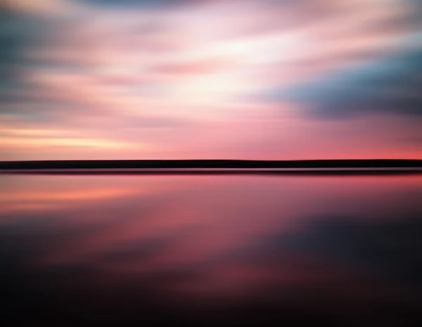 Coucher de soleil vif lever de soleil horizon lac réflexions paysage abstrait — Photo