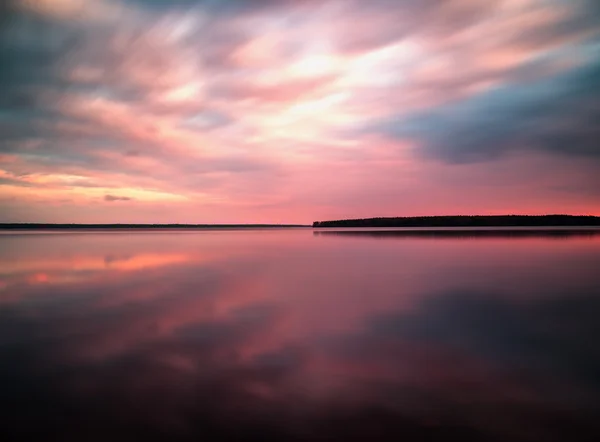 Έντονο ηλιοβασίλεμα sunrise ορίζοντα αντανακλάσεις Λίμνη τοπίο — Φωτογραφία Αρχείου