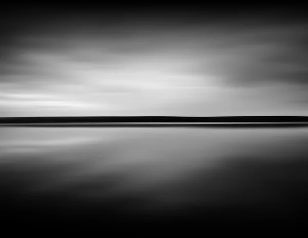Horizontal negro y blanco atardecer horizonte suave lago fondo — Foto de Stock