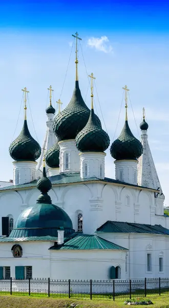 Vertikal lebhaften Sommer orthodoxen russischen Kirche Tempel Hintergrund — Stockfoto