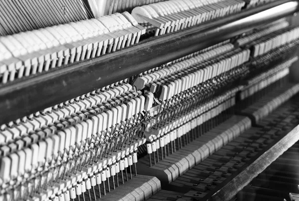 Horizontal noir et blanc intérieur piano composition fond — Photo