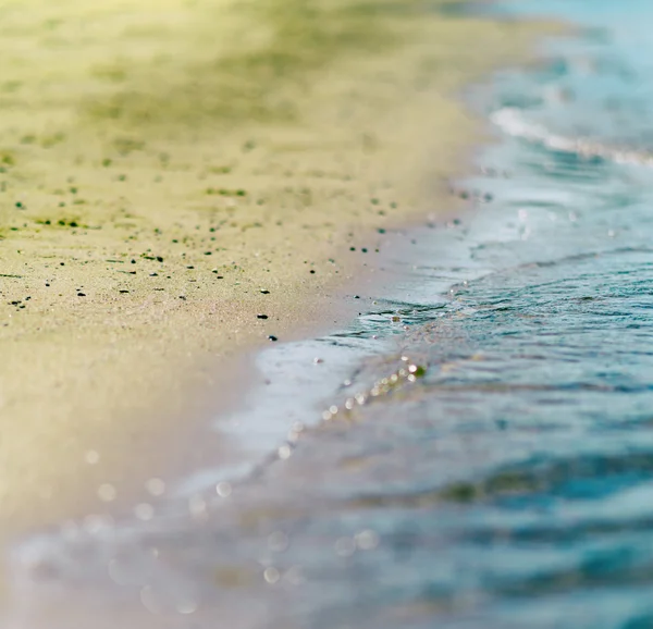 Квадратный бурный процесс пересечения песчаных пляжных приливных волн на фоне b — стоковое фото