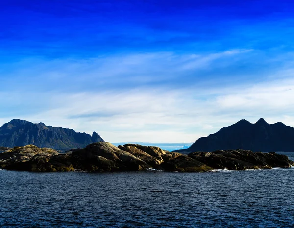 Orizzontale vivido Norvegia fiordo montagne locanda oceano orizzonte landsc — Foto Stock