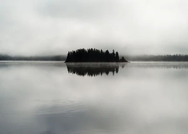 Noruega centro isla niebla lago — Foto de Stock