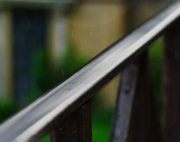 Horizontale balkon leuningen onder regen super gedetailleerde close-up een — Stockfoto