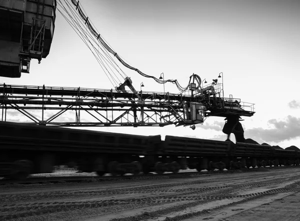 Horizontale Schwarz-Weiß-Beladung industrieller Prozess Hintergrund — Stockfoto