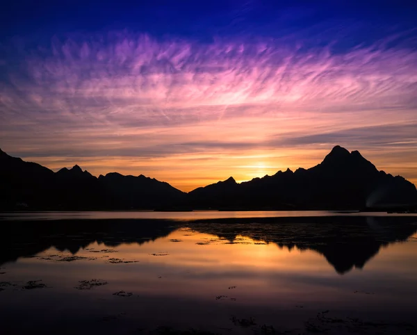 Horizontální živé pulzující Norsko fjord oceánu horská krajina b — Stock fotografie