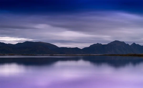 Horizontale norwegische Gebirgslandschaft mit Spiegelungen im Hintergrund — Stockfoto
