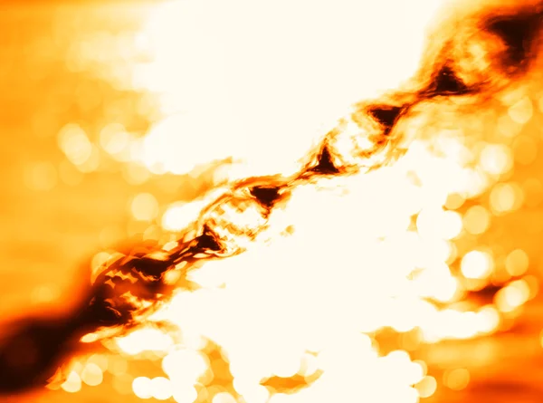 Vodorovný zlatý řetěz na oranžovém západu slunce oceán bokeh pozadí — Stock fotografie