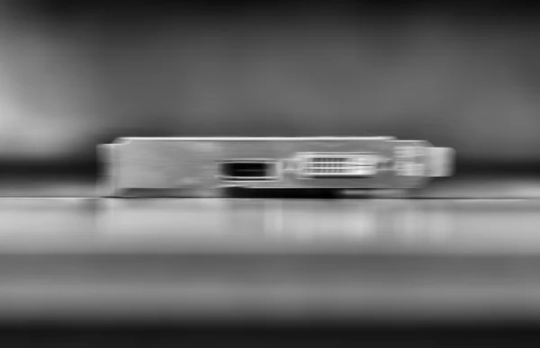 Yatay canlı siyah beyaz bilgisayar yönetim kurulu bulanık bokeh ba — Stok fotoğraf