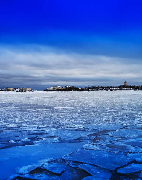 フィンランド湖風景の背景の背景に垂直の鮮やかな氷 — ストック写真