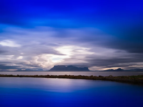 Horizontal lebendige Norwegen dramatische Meer Fjorde Berge Backgrou — Stockfoto