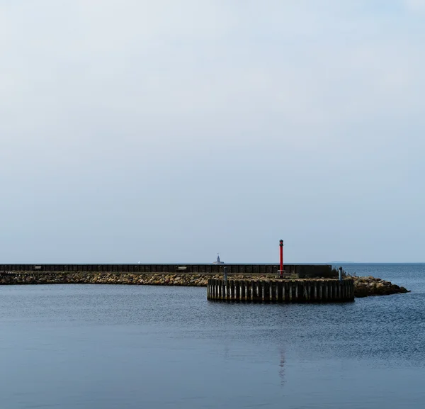 Горизонтальная простая датская набережная на заднем плане маяка — стоковое фото