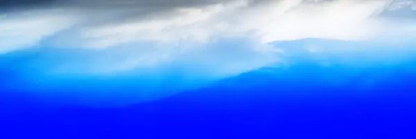 Горизонтальный широкий драматический фон облаков — стоковое фото