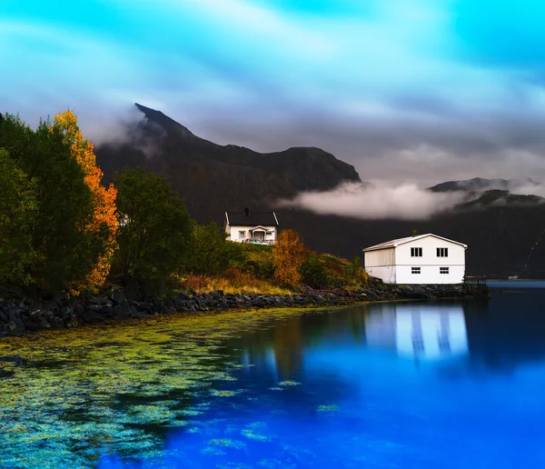 Poziomy żywe Norwegia jesień krajobraz z odbicia tła — Zdjęcie stockowe