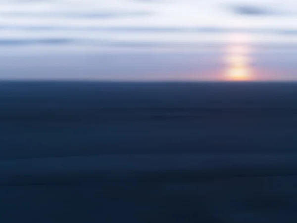 Pôr do sol na praia pálida e turva — Fotografia de Stock