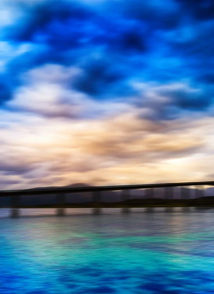 Verticale levendige bruisende aqua blauw geel Noorwegen brug landschap — Stockfoto