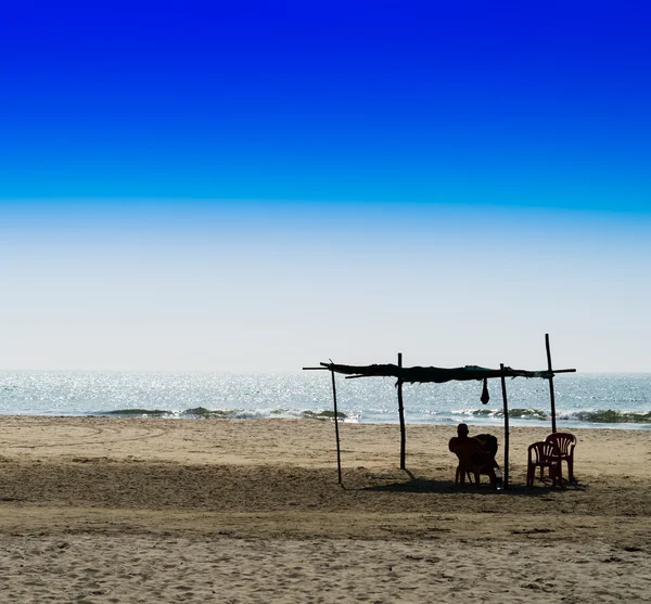 Horizontal hombre vivo reunión mañana brillante en las tierras de playa de arena — Foto de Stock