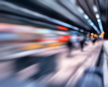 Yatay canlı tran İstasyonu'na ulaşım bokeh bulanıklık soyut