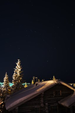 Yıldızlar arka plan zemin ile gece dikey Fince ev