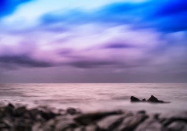 Yatay canlı canlı Norveç okyanus kayalık taşlı plaj landscap