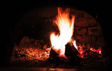 Yatay turuncu canlı yanan şömine kompozisyon