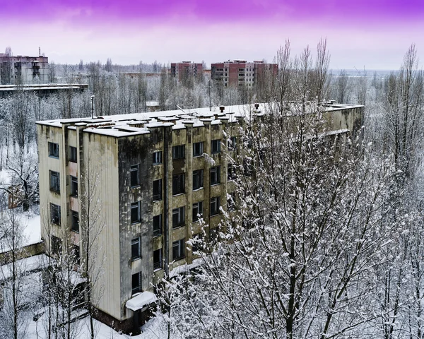 Горизонтально-розовый радиоактивный промышленный зимний закат возле Припьи — стоковое фото
