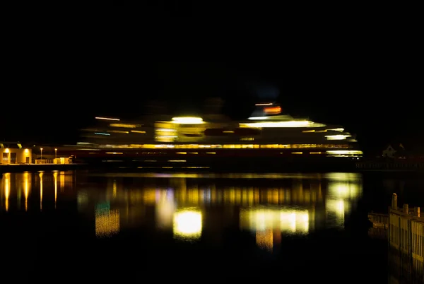 Οριζόντιο περιστρεφόμενο φως νύχτας Νορβηγία πλοίων άντληση λεμονάτα — Φωτογραφία Αρχείου