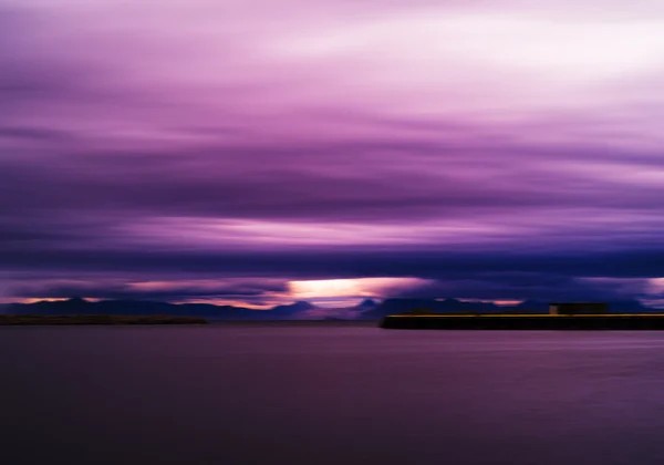 Горизонтальні яскраві яскраві рожеві purple Норвегії краєвид cloudscape — стокове фото