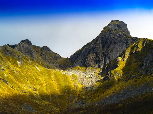 Horizontal lebendige dramatische Gebirgslandschaft Norwegens Hintergrund b — Stockfoto