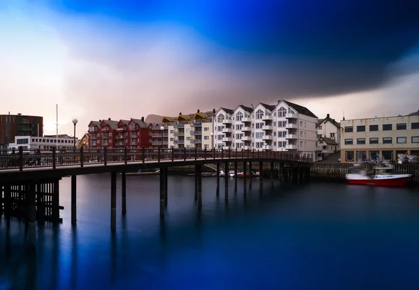 水平生动挪威小镇桥城市景观背景 backdro — 图库照片