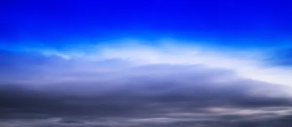 Cloudscape azul vivo Vertical Horizontal las nubes dramáticas Backgr — Foto de Stock