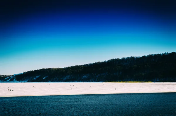 Горизонтальная яркая зимняя рыбалка на фоне озера — стоковое фото