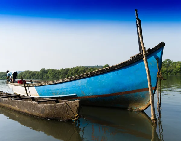 Indischer Fischer im Hintergrund seines Bootes — Stockfoto