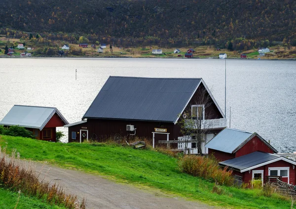 Dom poziomy żywe Norwegia na brzegu rzeka krajobraz — Zdjęcie stockowe