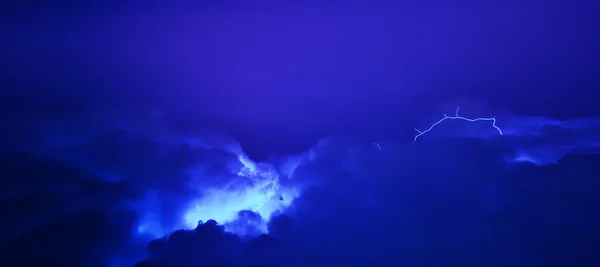 Horizontal vívido vibrante azul tormenta relámpago nubes backgro — Foto de Stock