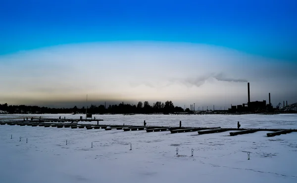 Οριζόντια σκοτεινό χειμώνα βιομηχανική περιοχή Φινλανδία φόντο ΒΑ — Φωτογραφία Αρχείου