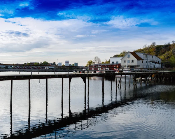 Horizontal vívida Noruega ponte sobre oceano baía paisagem backgrou — Fotografia de Stock