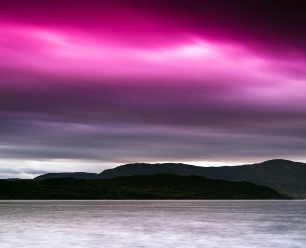 Horizontal lebhaft rosa Norwegen Fjord Gebirgsbucht Landschaft backgr — Stockfoto