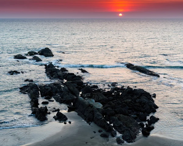 Yatay canlı canlı kırmızı turuncu Hint günbatımı okyanus landscap — Stok fotoğraf