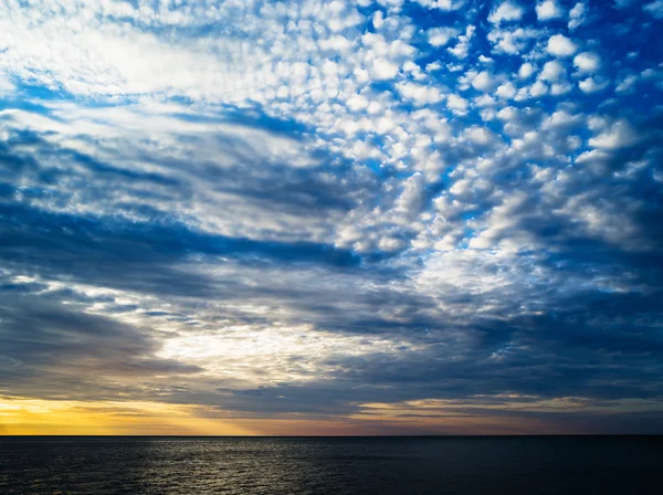 Horizontal vibrante oceano horizonte paisagem nublada fundo — Fotografia de Stock