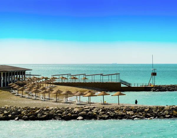 Horizontale levendige eenzame man op strand samenstelling achtergrond terug — Stockfoto