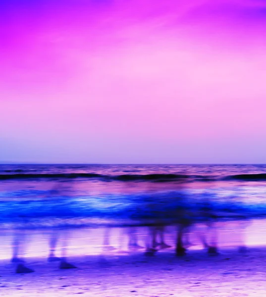 Quadrado rosa roxo vívido andando pessoas na praia abstrato bac — Fotografia de Stock