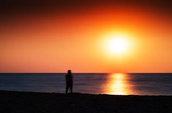 Horizontal vívido encuentro océano puesta del sol solitario hombre abstracción lan — Foto de Stock