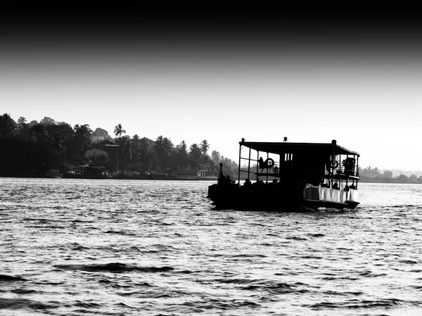 Horizontal noir et blanc paysage de ferry indien silhouette bac — Photo
