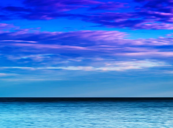 Horizontal horizonte oceânico vibrante com paisagem nublada dramática backgr — Fotografia de Stock