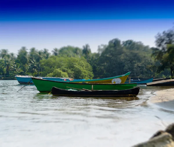 Horizontal lebendige indische Boote am Strand Bokeh Hintergrund — Stockfoto