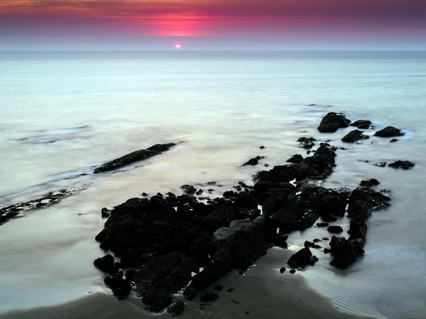Yatay canlı canlı Hint günbatımı okyanus sütü manzara geri — Stok fotoğraf